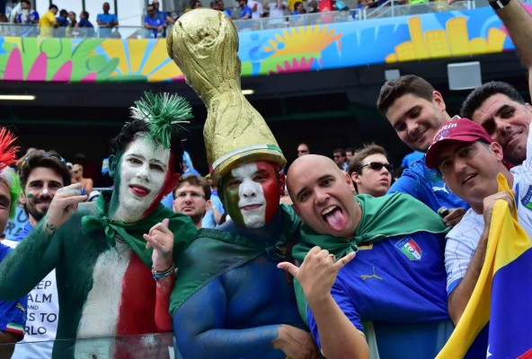 Gran ambiente en el duelo Italia vs Uruguay