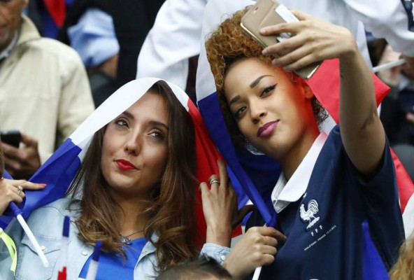 Las bellas esposas de los jugadores de Francia también brillaron en cuartos de final