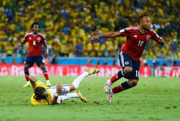 La trágica lesión de Neymar en imágenes.