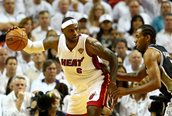 Spurs vencen a Miami y toman ventaja en la final