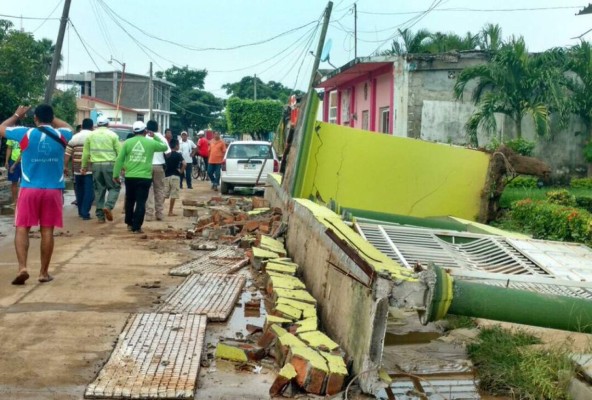Terror, destrozos y una decena de muertos provoca fuerte sismo del jueves
