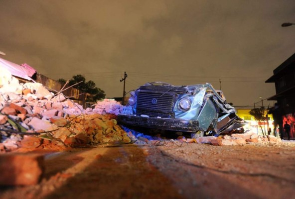 Terror, destrozos y una decena de muertos provoca fuerte sismo del jueves