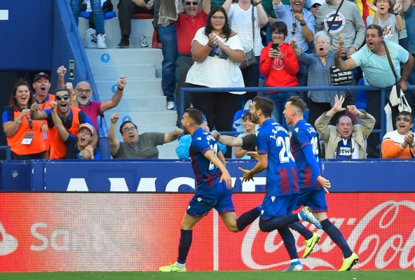 Frustración y dedicatoria de Lionel Messi, Vidal con 'voladora' en la remontada Levante sobre Barcelona