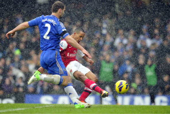 Chelsea vence 2-1 al Arsenal en un derbi londinense bajo la nieve.