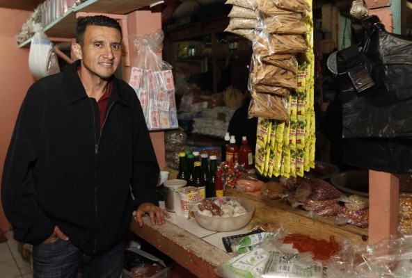 Así es la vida de 'Maco' Mejía alejado de los lujos y en medio de un mercado en Honduras