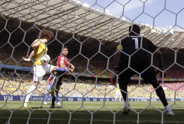 Brasil eliminó a Chile en los penales y pasó a cuartos.