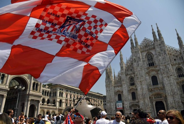 ¡Aficionados de Real Madrid y Atlético invaden Milan!
