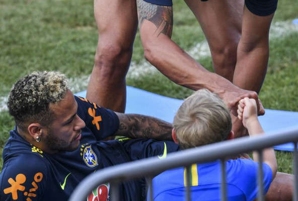 Risas, bromas y tierna visita a Neymar en el entreno de Brasil