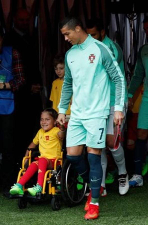 NO SE VIO EN TV: Le piden matrimonio a Cristiano en la Copa Confederaciones