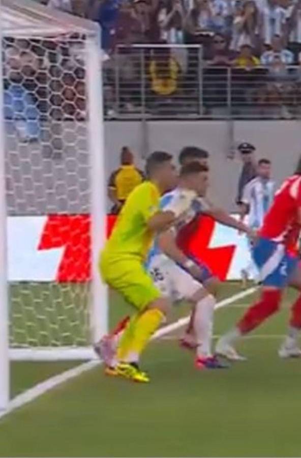 La polémica imagen del VAR en gol de Argentina ante Chile, la bronca de Messi con el árbitro y los masajes que ocupó