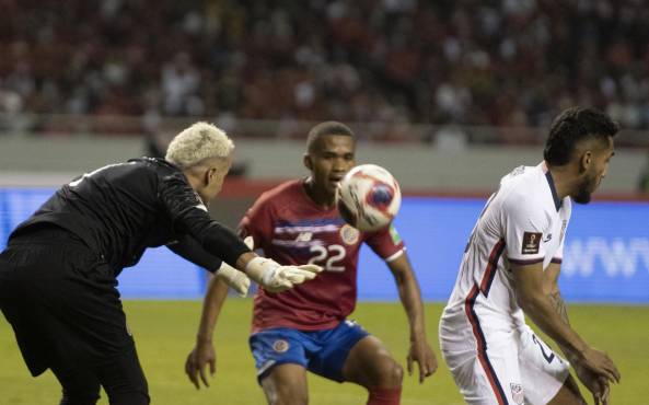 El portero costarricense Keylor Navas (L) e Ian Lawrence (C) compiten por el balón con el estadounidense Jesús Ferreira (R) durante su partido clasificatorio de Concacaf para la Copa Mundial de la FIFA Qatar 2022.