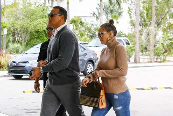 La ardiente Jennifer López, novia de Alex Rodríguez, deslumbra en los premios Billboard