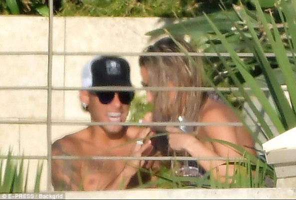 Neymar se relaja en lujoso yate mientras le autorizan jugar con PSG