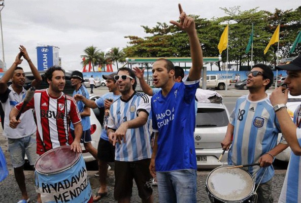 ARGENTINOS INVADEN RÍO DE JANEIRO Y ESPERAN LA FINAL DEL MUNDIAL