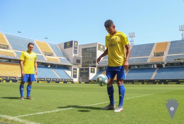 Con la '9' y gran dominio del balón: Así fue presentado el 'Choco' Lozano por el Cádiz de España