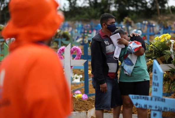 Alarmante: Cementerio colapsa en Manaos y cuerpos son enterados en fosas comunes