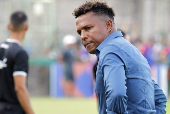 Rolin Peña sobre Carlos Pavón: 'En este momento él continúa como técnico'