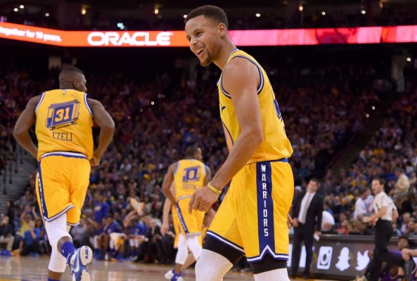 Curry anota 40 puntos y Warriors llevan 20 invictos