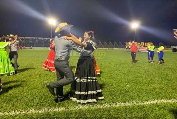 Con danzas, corte de cinta y tremenda fiesta se inauguró alumbrado del estadio de Tocoa