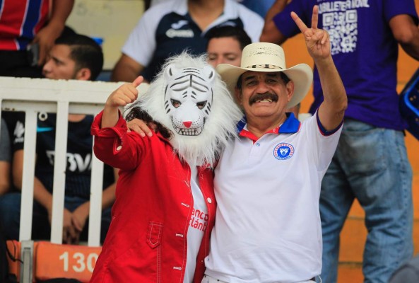 Maynor Figueroa, curioseando el celular a su esposa y Michaell Chirinos viendo a Olimpia