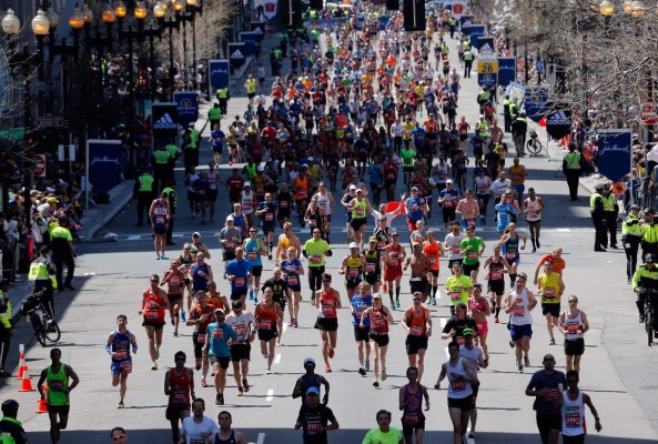 Boston vuelve a correr su maratón un año después de los atentados