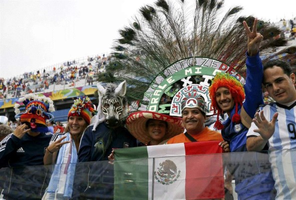 Argentinos y holandeses disfrutando de un gran ambiente en las gradas .