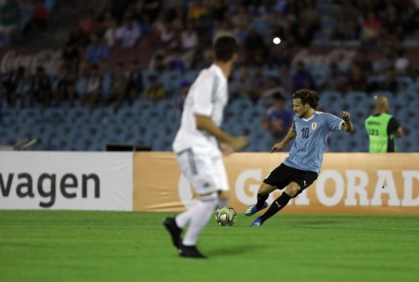 La emotiva despedida de Diego Forlán: Grandes estrellas de invitados y Luis Suárez de portero