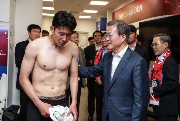 NO SE VIO EN TV: La impactante foto de presidente de Corea con capitán de su selección
