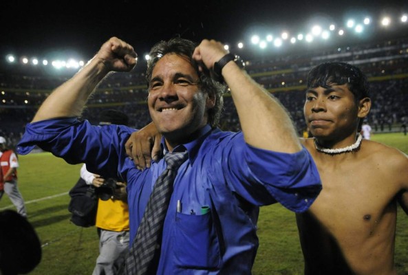 Carlos de los Cobos recordó el último Honduras-El Salvador en el Olímpico