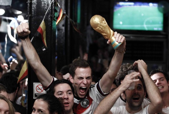 Alemanes celebran campeonato mundial