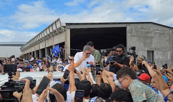 Locura por la vuelta de JOH a Honduras: el beso con su mujer y el caso que enfrentará