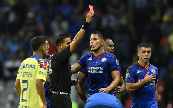 Daniel Quintero Huitrón arbitró el Cruzl Azul 2-3 América y expulsó al cementero ‘Charly’ Rodríguez.