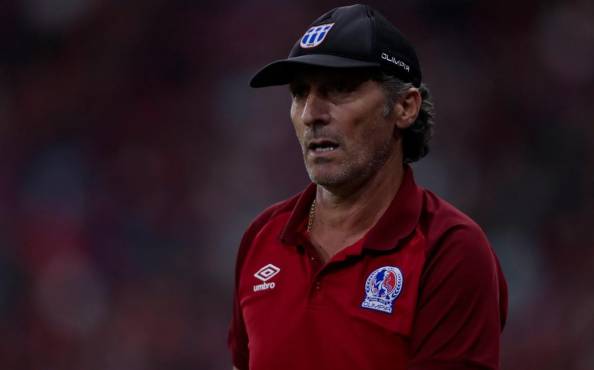 Pedro Troglio ha tenido un paso brillante con Olimpia y en Costa Rica lo miran como una opción.