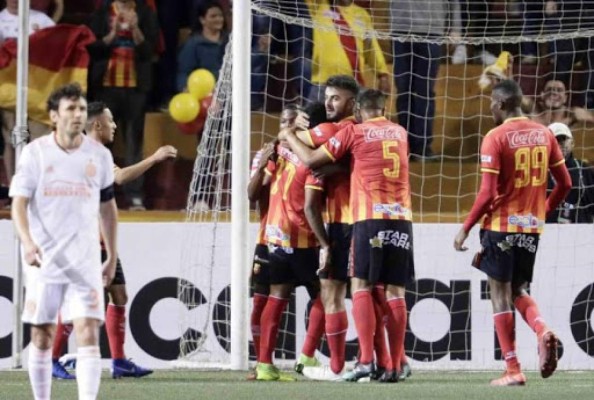 No pueden escupir, saludarse, celebrar goles abrazados y tener contactos en tiros de esquina