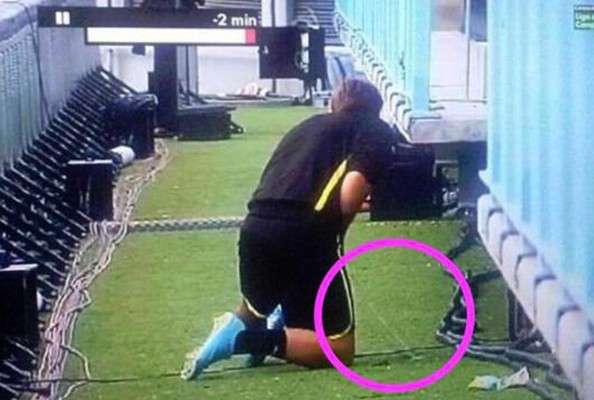 TOP: 12 Futbolistas que convirtieron la cancha en un baño público