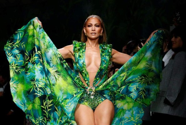 ¡Atrevida! Jennifer Lopez arrasa en la pasarela de Versace a sus 50 años