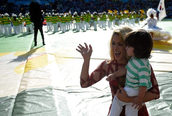 Shakira presentó a Milan Piqué en la clausura del Mundial