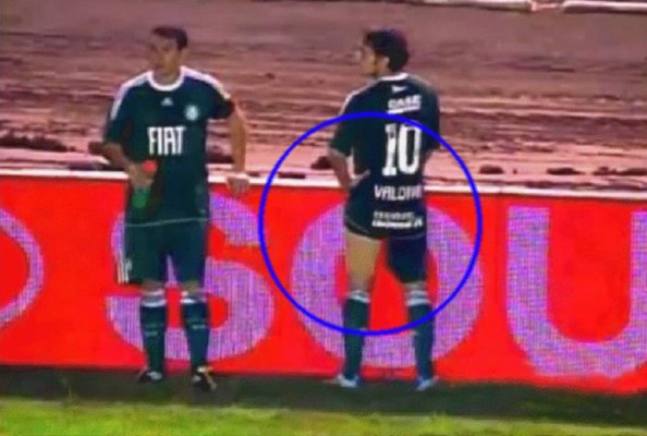 TOP: 12 Futbolistas que convirtieron la cancha en un baño público