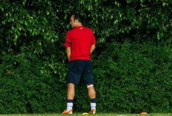 TOP: 12 Futbolistas que convirtieron la cancha en un baño público