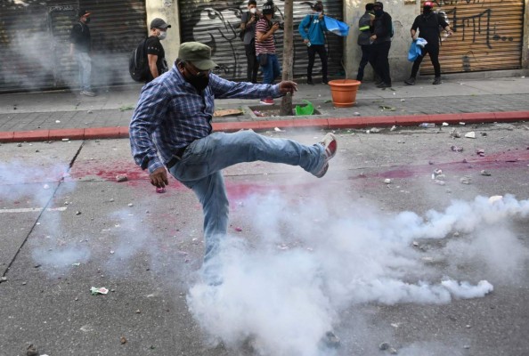 Guatemaltecos enardecidos incendian el Congreso Nacional exigiendo la renuncia del presidente Alejandro Giammattei