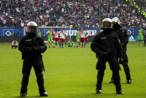 Las dramáticas imágenes del primer descenso del histórico Hamburgo de Alemania