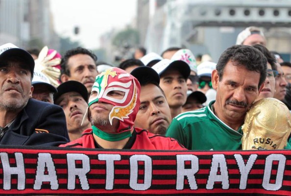 Dolorosas imágenes: Aficionados de México rompen en llanto por eliminación en Rusia