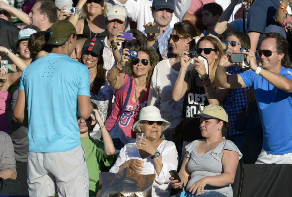 Nadal y Djokovic cierran gira con show de tenis y fútbol en Argentina.