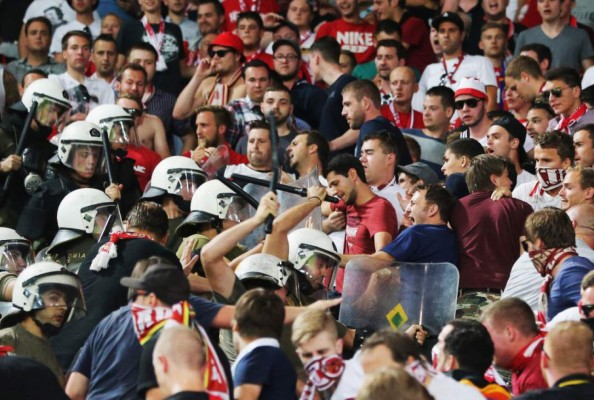 VIDEO: Brutal agresión de la Policía griega a aficionados del Bayern