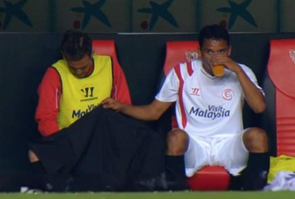 TOP: 12 Futbolistas que convirtieron la cancha en un baño público