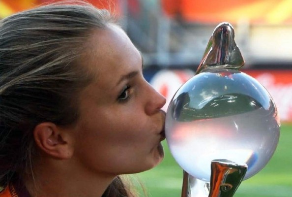 Lieke Martens, la guapa jugadora del Barcelona que fue MVP de la Champions