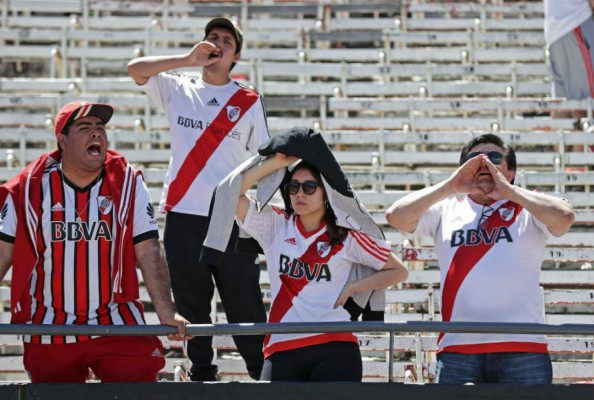Fotos: La frustración de los hinchas en el Monumental tras la postergación de la final