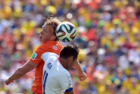 Holanda venció 2-0 a Chile con goles de Leroy Fer y Memphis Depay.