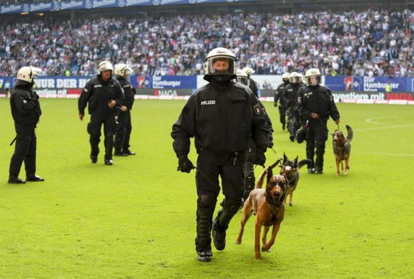 Las dramáticas imágenes del primer descenso del histórico Hamburgo de Alemania