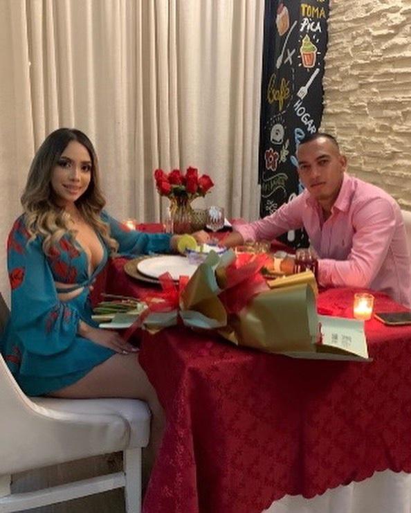 Así es Dora, la guapa licenciada que también es motivo del gran presente de Devron García, figura de Real España